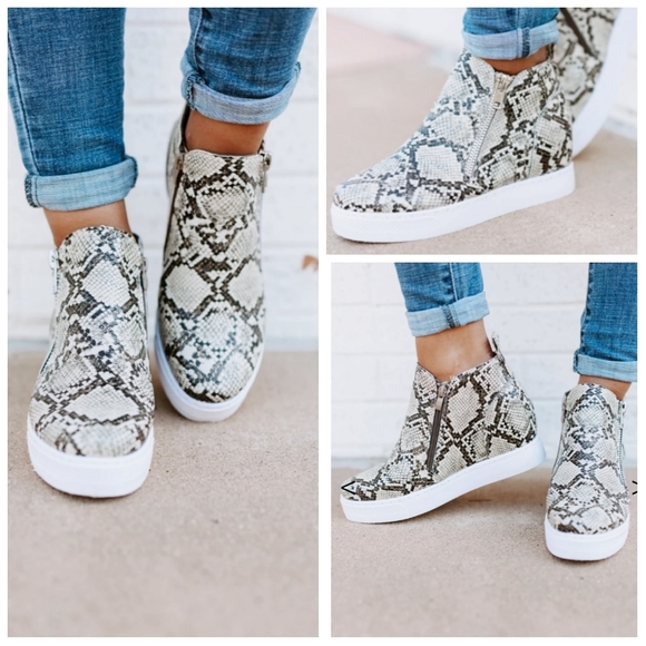 Time and Tru Shoes - 💎NWOB Time and Tru Snake Wedge Sneakers